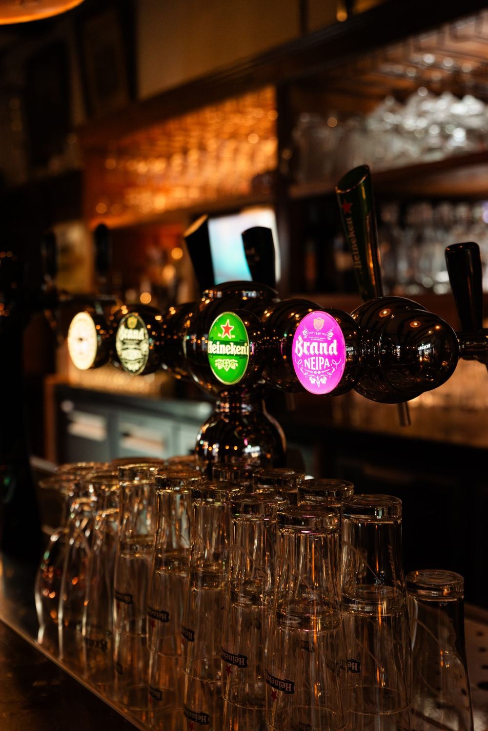 De bar van Stadtlander met bierfust-tapkranen